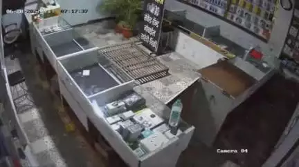 करवीर: राजारामपुरी 1ली गल्ली येथील मोबाईल दुकानातील चोरीचे सीसीटीव्ही फूटेज पोलिसांच्या हाती