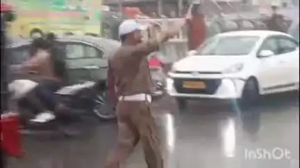 कोल: सारसौल चौराहा पर भारी बारिश के दौरान ट्रैफिक पुलिस कर्मी नंगे पैर ड्यूटी पर मुस्तेद, ट्रैफिक व्यवस्था को किया कंट्रोल