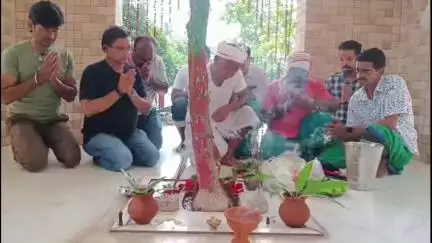 दुमका: पूर्व मुख्यमंत्री शिबू सोरेन के स्वस्थ होने की कामना को लेकर दिसोम मांझी थान में लोगों ने पूजा-अर्चना की