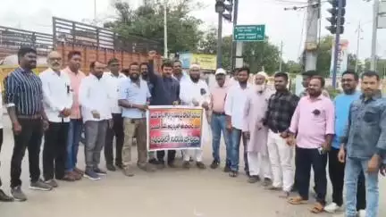 అసిఫాబాద్: హైదరాబాద్‌లో మీడియా కార్యాలయంపై దాడిని ఖండిస్తూ జిల్లా కేంద్రంలో జర్నలిస్టులు నిరసన