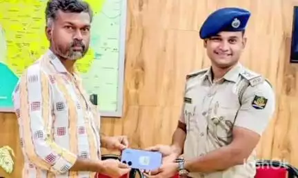 କଟକ ପୌରାଞ୍ଚଳ: ସହରର ବିଭିନ୍ନ ସ୍ଥାନରୁ ଚୋରି ଓ ହଜିଥିବା ମୋବାଇଲ ପ୍ରକୃତ ମାଲିକଙ୍କୁ ଫେରାଇଲା ପୋଲିସ