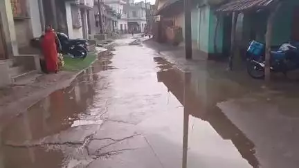 पाकुड़िया: मोगलाबांध में पक्की नाली नहीं होने से जलजमाव, ग्रामीण परेशान #jansamasya