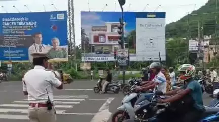 విశాఖపట్నం: హనుమంతవాక జంక్షన్ వద్ద హెల్మెట్‌పై ప్రత్యేక అవగాహన కార్యక్రమం నిర్వహించిన ట్రాఫిక్ సీఐ ప్రసాద్‌