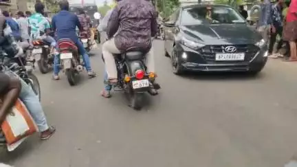 ఉండి: పెన్నాడ గ్రామంలో జాతీయ రహదారిపై జీపును ఢీకొన్న ద్విచక్ర వాహనం, యువకుడికి తీవ్ర గాయాలు