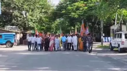 কোচবিহার ১: কসবার ঘটনা ও কেন্দ্রীয় মন্ত্রীকে হেনস্তার প্রতিবাদে কোচবিহার কোতোয়ালি থানা ঘেরাও করে বিক্ষোভ BJP-র, উপস্থিত বিধায়করা