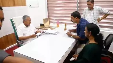 കണ്ണൂർ: പിണറായി കൺവൻഷൻ സെന്ററിൽ പൊതുജനങ്ങളിൽ നിന്ന് നിവേദനം സ്വീകരിച്ച് മുഖ്യമന്ത്രി