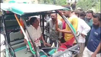 सर्किट हाउस के समीप कार की टक्कर से ई-रिक्शा चालक हुआ घायल, जिला अस्पताल में उपचार जारी