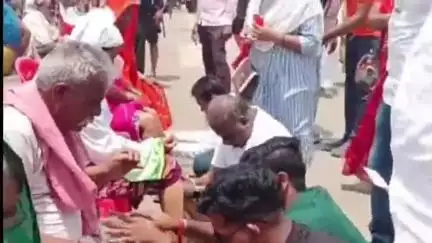 फलटण: अखंड मराठा साम्राज्य फाउंडेशन चॅरिटेबल ट्रस्टच्या वतीने थकलेल्या वारकऱ्यांच्या पायाला मालिश, वारकऱ्यांमधून समाधान व्यक्त