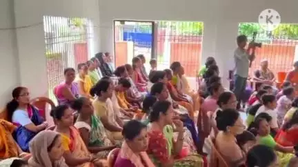 গোলাঘাট: চহৰৰ ৩ নং ৱাৰ্ডত ৰাইজৰ লগত মত বিনিময় কৰাৰ লগতে প্ৰধানমন্ত্ৰীৰ মন কি বাত কাৰ্য্যসূচীত অংশগ্ৰহণ মন্ত্ৰী অজন্তা নেওগৰ