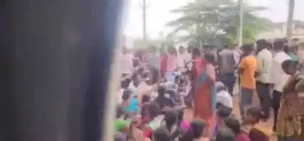 శ్రీకాకుళం: బెండిగేటు సమీపంలో ట్రాక్టర్ ఢీకొని వ్యక్తి మృతి, ట్రాక్టర్ యజమాని ఇంటి ముందు మృతదేహంతో బంధువులు నిరసన