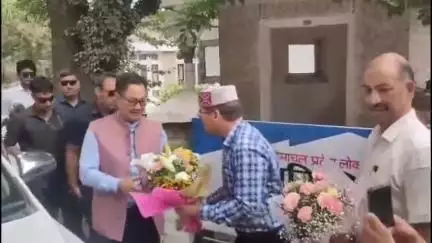 कुल्लू: केंद्रीय अल्पसंख्यक मामलों के मंत्री किरण रिजिजू पहुंचे कुल्लू, परिधि गृह में बीजेपी कार्यकर्ताओं ने किया स्वागत