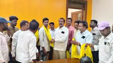 మడకశిర మండలం మొలవాయి గ్రామానికి చెందిన 10 కుటుంబాలు వైకాపా నుంచి టీడీపీలో చేరిక