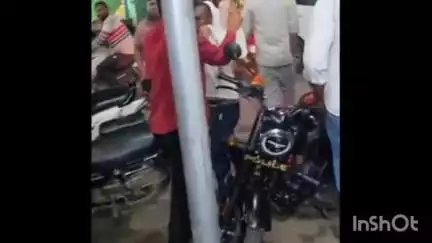चतरा: पवन होटल के पास सिविल ड्रेस में पुलिस जवान ने एक मजदूर को बेरहमी से पीटा, वीडियो वायरल