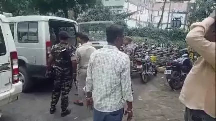 मधुपुर: मधुपुर पुलिस ने एससी/एसटी एक्ट मामले में फरार आरोपी को गिरफ्तार कर न्यायिक हिरासत में भेजा