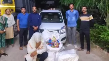 शिरूर कासार: गुटख्याची वाहतूक करणाऱ्या कारवर चकलांबा पोलिसांची घोगस पारगाव येथे कारवाई, ४ लाख ८३ हजारांचा मुद्देमाल जप्त