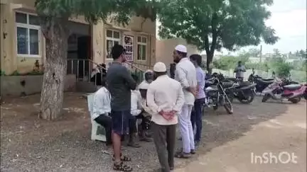 ఆత్మకూరు పట్టణ శివారులో బైక్‌లో చున్నీ చిక్కుకొని కిందపడి శంషాద్ బి అనే మహిళ మృతి