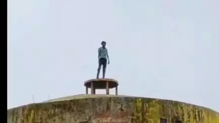 देवास नगर: ग्राम सतवास में नशे में धुत युवक पानी की टंकी पर चढ़ा, पुलिस ने बचाई जान