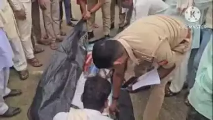 संभल: औरंगाबाद के जंगल में दो भाइयों की दर्दनाक मौत, हाई टेंशन लाइन खींचने के दौरान तारों में उलझकर ऊंचाई से गिरे
