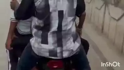 हापुड़: देवनंदिनी फ्लाईओवर के पास बाइक पर जान जोखिम में डालकर पांच युवकों का सफर करते वीडियो हुआ वायरल