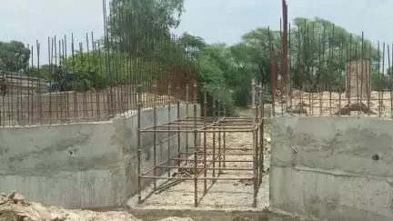 बिलग्राम: रौरा के पास चिल्लौर मार्ग पर पिछले साल आई बाढ़ से दो स्थानों पर कटी सड़क न बनने से परेशान ग्रामीण