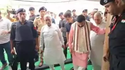 रोहतक: मुख्यमंत्री नायब सैनी भूपेंद्र सिंह हुड्डा के घर पहुंचे, भाभी के निधन पर परिजनों को दी सांत्वना