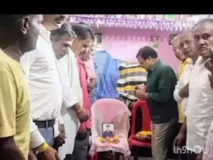 देवास नगर: कांग्रेस नेता सज्जन सिंह वर्मा शहीद मालवीय के घर पहुंचे, ₹50,000 की राशि भेंट की और सरकार से राहत राशि की मांग की
