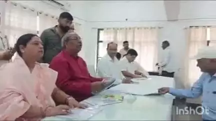भोगनीपुर: भोगनीपुर तहसील सभागार में प्रभारी मंत्री संजय कुमार निषाद ने अधिकारियों के साथ की समीक्षा बैठक, दिए दिशा निर्देश