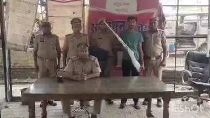 कासगंज: सोरों कोतवाली पुलिस ने एक व्यक्ति को गिरफ्तार किया, अवैध रायफल और कारतूस बरामद