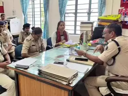 ठाकुरगंज: ठाकुरगंज थानाध्यक्ष मकसूद आलम अशर्फी की अध्यक्षता में पुलिस कर्मियों के साथ बैठक आयोजित