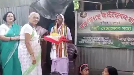 গাজোল: কোটাল হাঁটি এলাকায় নব দিগন্ত ফাউন্ডেশন ও সোলাঙ্কি সাহা সহযোগিতায় গুরুমাকে সংবর্ধনা  ও বৃক্ষরোপণ কর্মসূচি অনুষ্ঠিত হয়