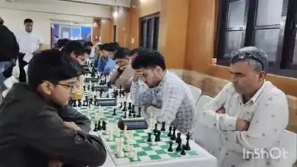 नैनीताल: मल्लीताल क्षेत्र में 23वीं नैनी ओपन रैपिड शतरंज प्रतियोगिता शुरू, प्रतिभागियों ने आजमाए दाव-पेंच