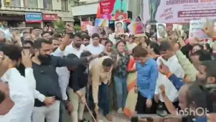 ठाणे: हिंदी भाषा शक्ती विरोधात असलेल्या शासन निर्णय प्रतीची प्रतिकात्मक होळी करून चिंतामणी चौक येथे सर्वपक्षीय आंदोलन