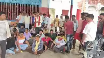 झाझा: झाझा रेलवे कॉलोनी स्थित बारोवारी दुर्गामंदिर परिसर में ई-रिक्शा चालकों की बैठक हुई