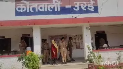 उरई: उरई कोतवाली पुलिस ने धारा 306 के मामले में फरार चल रही 25,000 की इनामी महिला को गिरफ्तार किया, की विधिक कार्यवाही
