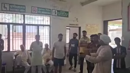 बड़ौत: दोघट CHC पर डॉक्टर न होने से आक्रोशित ग्रामीणों ने किया प्रदर्शन, CHC पर अव्यवस्थाओं की भरमार #jansamasya