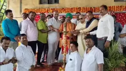 ಬಸವಕಲ್ಯಾಣ: ನಗರದ ಬಸ್ ಘಟಕದಲ್ಲಿ ಸಂಭ್ರಮದಿಂದ ಜರುಗಿದ ಘಟಕ ವ್ಯವಸ್ಥಾಪಕ ಎಂ.ಡಿ ನಯುಮ್ ಅವರ ಬೀಳ್ಕೊಡುಗೆ ಕಾರ್ಯಕ್ರಮ