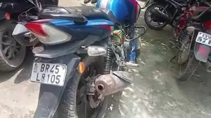 दुर्गावती: महरो मोड़ के पास दुर्गावती पुलिस ने एक बाइक से 19 लीटर शराब बरामद किया, धंधेवाज फरार
