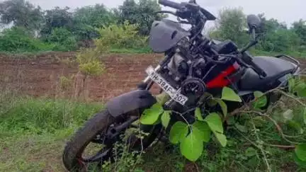 जिंतूर: चारठाणा जवळ राष्ट्रीय महामार्गावर दुचाकी खड्ड्यात गेली, एकाचा मृत्यू एक जण गंभीर जखमी