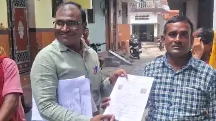 बोध गया: गया: डीएम शशांक शुभंकर के निर्देश पर बोधगया में मतदाता सूची पुनरीक्षण अभियान के तहत घरों तक पहुंचा गणना प्रपत्र
