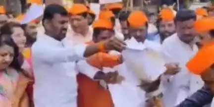 उत्तर सोलापूर: पूनम गेट येथे शिवसैनिक आणि मनसैनिक एकत्र; हिंदी सक्तीच्या जीआरची केली होळी...