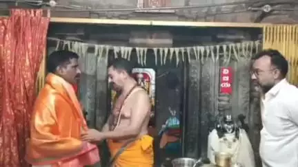 కోరుట్ల: కోరుట్ల పట్టణంలోని మన ప్రెస్ క్లబ్ నూతన కార్యవర్గం ఎన్నిక వెంకటేశ్వర ఆలయంలో పూజలు
