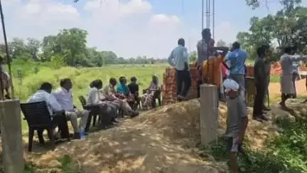 सोहावल: बरई कला गांव में चंद्रशेखर यादव ने मोबाइल टावर पर चढ़कर राजस्व कर्मियों को माप दिखा किया संतुष्ट