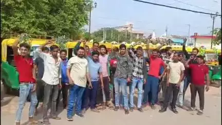 मुरैना नगर: मुरैना रेलवे स्टेशन पर ऑटो चालकों का प्रदर्शन, RPF पुलिस पर ₹500 मासिक लेने का आरोप