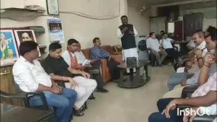 लखनपुर: लखनपुर में MLA निवास पर प्रधानमंत्री नरेंद्र मोदी के मन की बात कार्यक्रम का भाजपा पदाधिकारियों ने किया श्रावणपन