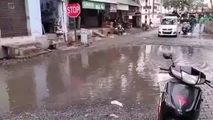 हाथरस: बिजली कॉटन मिल से नगला अलगर्जी रोड पर बारिश के समय सड़कों पर घुटनों तक भरा गंदा पानी, नगर पालिका की खुली पोल
#jansamasya
