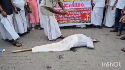 കൊച്ചി: പ്രതിഷേധക്കാരെ താടിവച്ച ഗുണ്ടകളെന്ന് വിളിച്ച് മന്ത്രി സജി ചെറിയാൻ, തോപ്പുംപടിയിൽ താടിവച്ച കോൺഗ്രസുകാരുടെ പ്രതിഷേധം