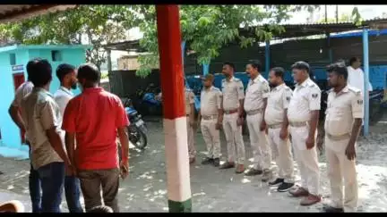 कुमारखंड: श्रीनगर थाना परिसर में ग्रामीण पुलिस का परेड, ड्यूटी के दौरान सतर्क रहने के निर्देश