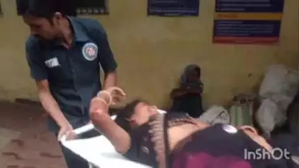 अंबिकापुर: दरिमा थाना के कंठी में तेज रफ्तार इनोवा कार घर में घुसी, 2 महिलाओं को लगी चोट, 112 की टीम ने जिला अस्पताल कराया भर्ती