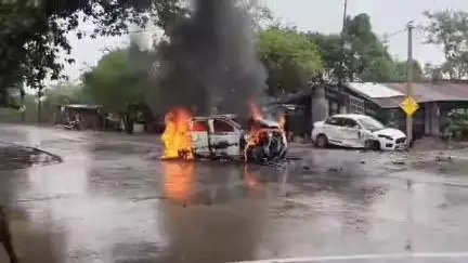 मिश्रिख: जल्लापुर चौराहे के पास सड़क पर तेज रफ्तार दो कारों में टक्कर, एक कार में लगी भीषण आग, तीन लोग हुए जख्मी