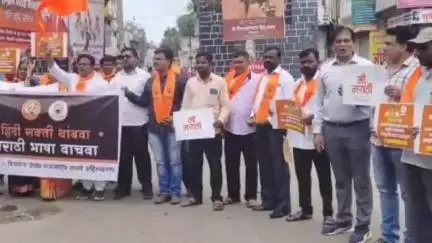नगर: ठाकरे सेनेच्या वतीने दिल्लीगेट येथे हिंदी सक्तीच्या शासन निर्णयाची होळी :दिल्या सरकार विरोधात घोषणा